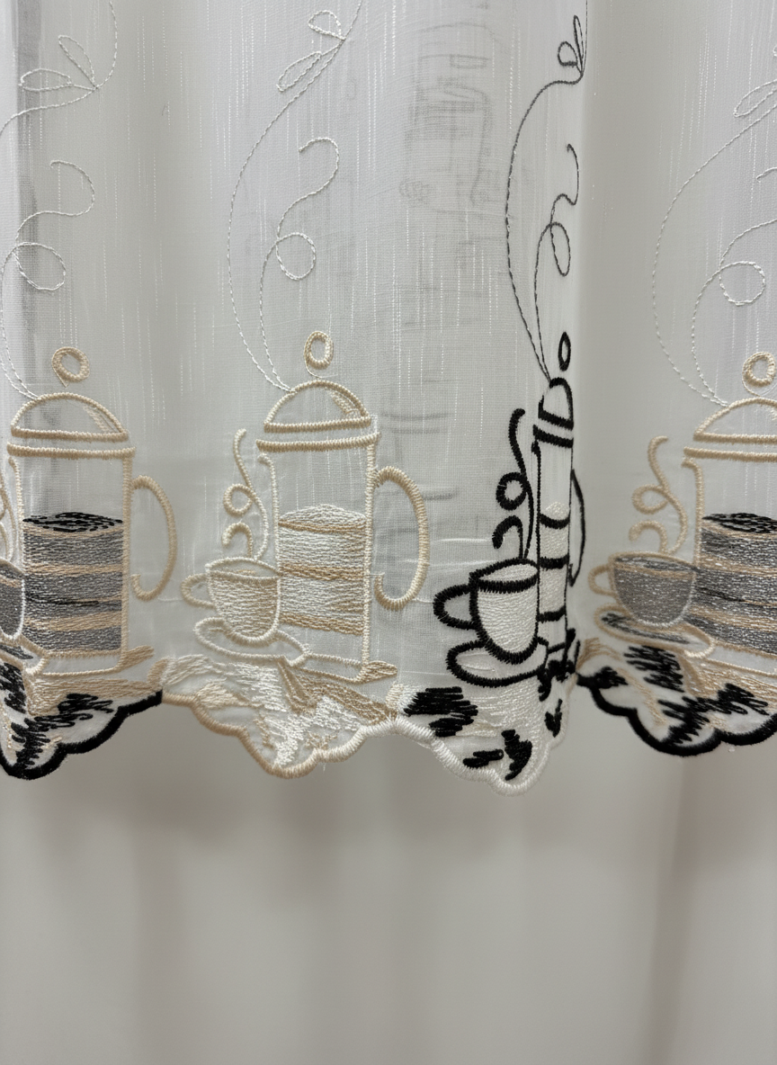 Perdea de bucătărie din tulle cu model cești de cafea crem-maroniu