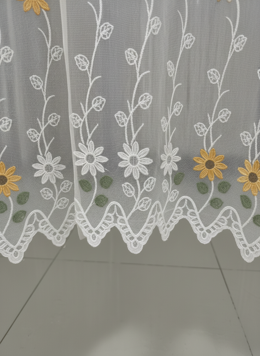Perdea de bucătărie cu margarete brodate galben-auriu – Ambiance Design