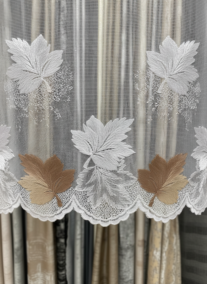 Perdea de bucătărie din tulle cu frunze brodate bej și maro – Ambiance Design