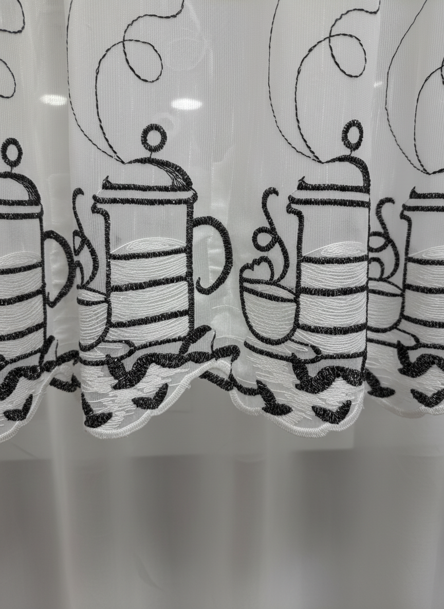Perdea de bucătărie din tulle cu cești și ceainice brodate negru - Rejansa tip creion (8cm)