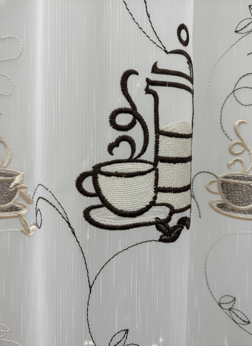 Perdea de bucătărie din tulle cu model cești de cafea crem-maroniu - Rejansa bara
