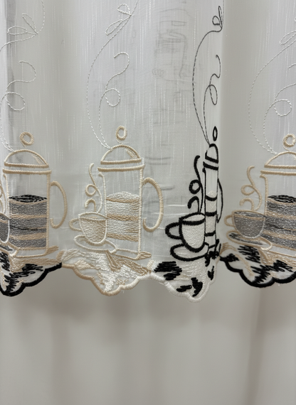 Perdea de bucătărie din tulle cu model cești de cafea crem-maroniu - Tiv lat (pliuri)