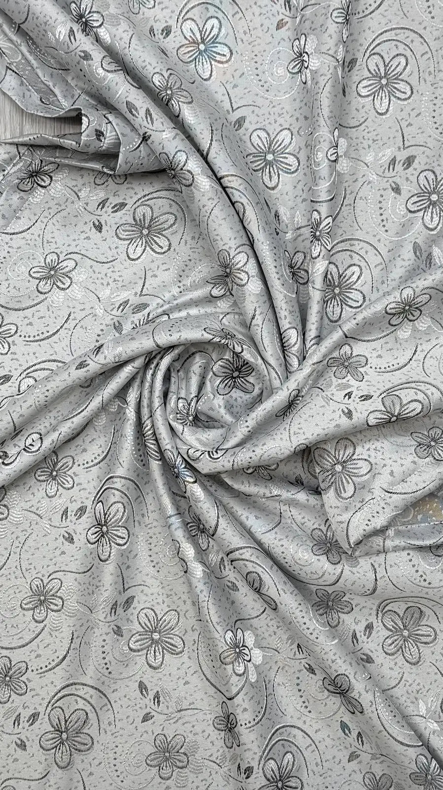 Draperie tafta gri deschis cu model floral – Draperie Flor 01 - Rejansa bara