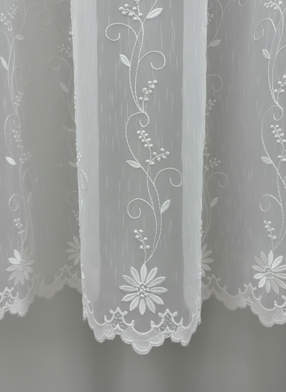 Perdea de bucătărie din tulle cu flori și frunze brodate alb - Rejansa tip creion (8cm)