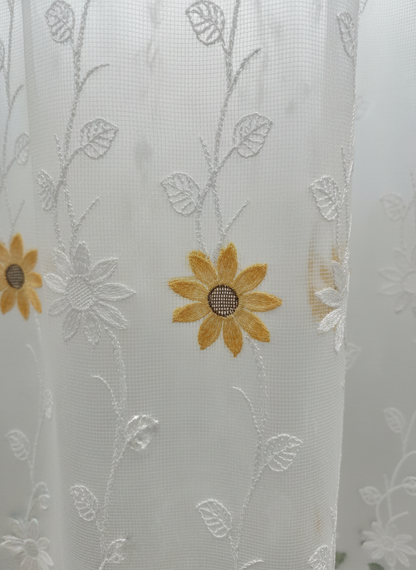 Perdea de bucătărie cu margarete brodate galben-auriu – Ambiance Design