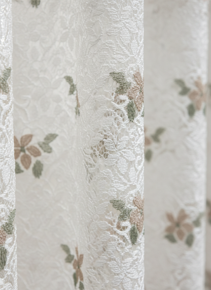 Perdea de bucătărie din dantelă cu flori maro discrete – Ambiance Design