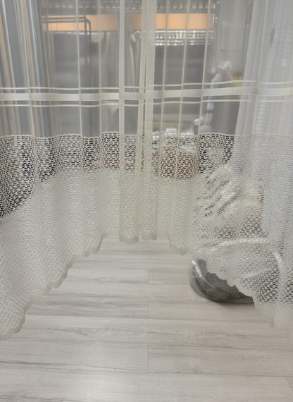 Perdea de bucătărie din tulle cu bandă decorativă texturată – Ambiance Design