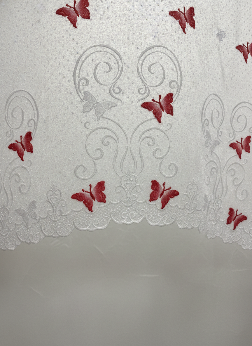 Perdea de bucătărie din tulle cu fluturi brodați roșii – Ambiance Design