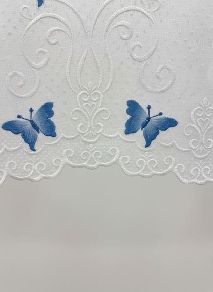 Perdea de bucătărie din tulle cu fluturi brodați albaștri – Ambiance Design